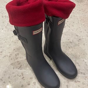 Hunter Rain Boots Size 7US. Worn once and was too tight. Includes hunter socks.